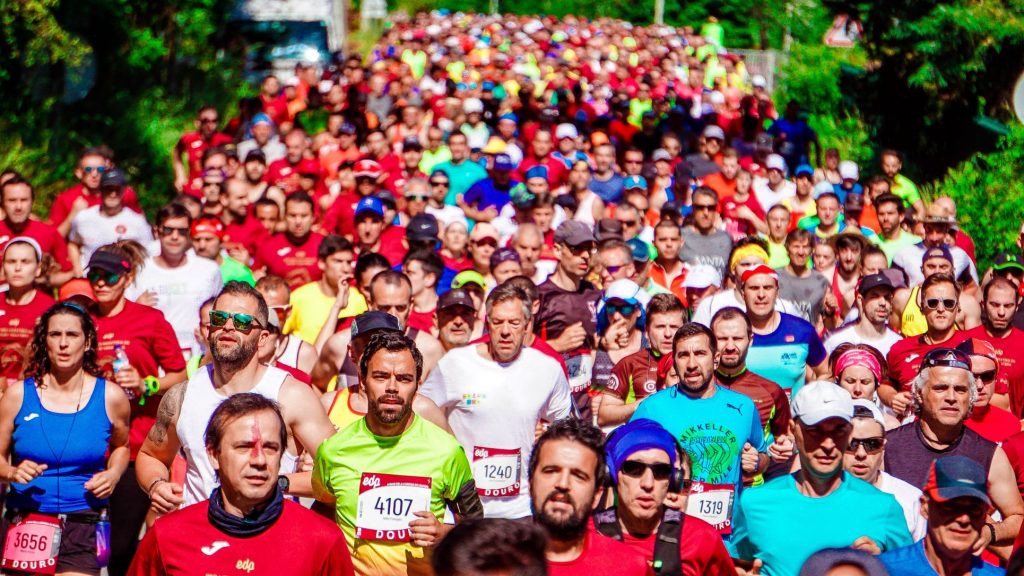 image of people running marathon